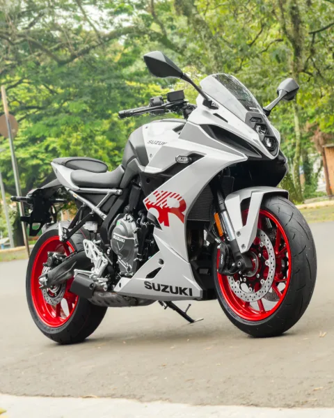 SUZUKI GSX-8R